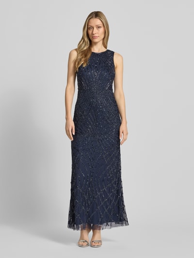Frauenmodel trägt Maxikleid mit Perlen und Rundhalsausschnitt von LACE & BEADS in Dunkelblau, figurbetonter Schnitt, Mesh, Ganzkörperansicht von vorne. Rückenlänge bei Größe S: 146 cm, Brustweite bei Größe S: 42 cm.