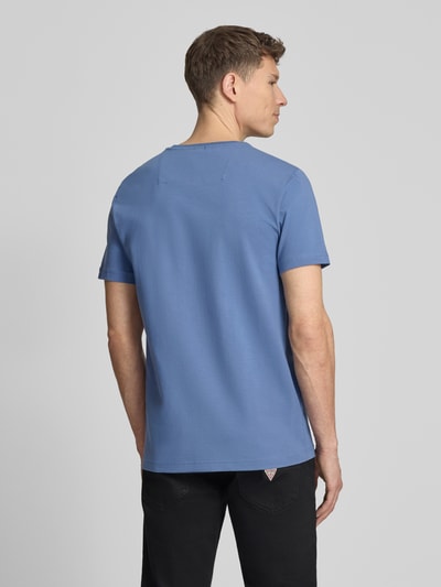 Männermodel trägt T-Shirt mit Label-Details und Rundhalsausschnitt von PME Legend, Baumwoll-Elasthan-Mix, Regular-Fit, Rückenlänge 70 cm, Ganzkörperansicht Rückansicht.