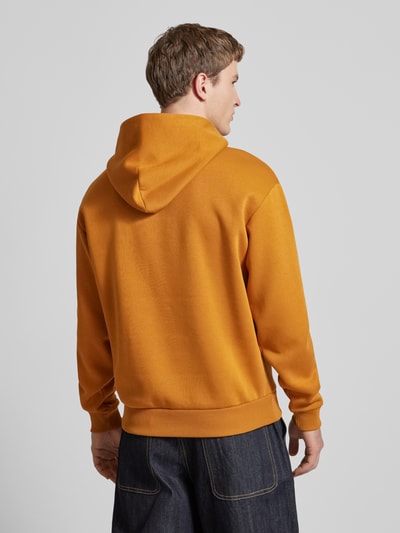 REVIEW Hoodie mit Label-Print Cognac 5