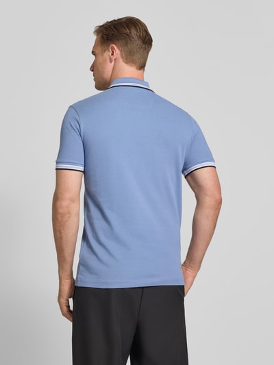Mężczyzna nosi Regular Fit Poloshirt aus reiner Baumwolle Modell 'PADDY' od BOSS Green, kolor niebieski, gładka faktura, krótki rękaw, piqué; Ganzkörperansicht Rückansicht.