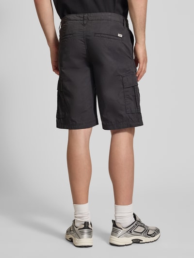 Männermodel trägt Shorts mit Cargotaschen Modell 'COLE MATTY' von Jack & Jones, Reine Baumwolle, Regular-Fit, Ganzkörperansicht Rückansicht.