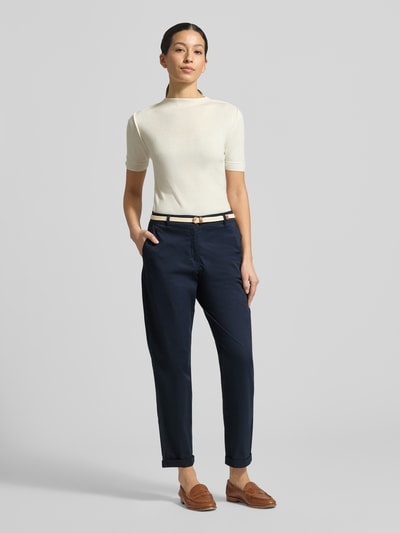 Frauenmodel trägt Casual Fit Chino mit Baumwoll-Anteil von Christian Berg Woman in Dunkelblau mit Gürtel, Seiten- und Gesäßtaschen, Ganzkörperansicht von vorne.
