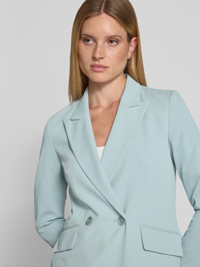 Frauenmodel trägt Regular Fit Blazer mit Pattentaschen von Christian Berg Woman Selection, Material-Mix mit Stretch-Anteil, Nahaufnahme Oberkörper.