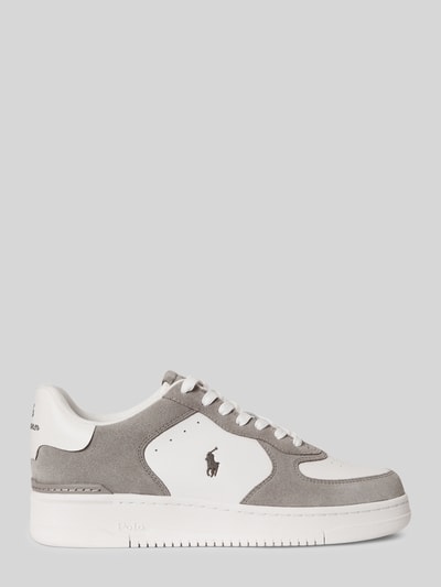Produktfoto, Low Top Sneaker aus echtem Leder von Polo Ralph Lauren in Two Tone Optik, weiß-grau, runde Schuhspitze, Label Patch, strukturierte Sohle
