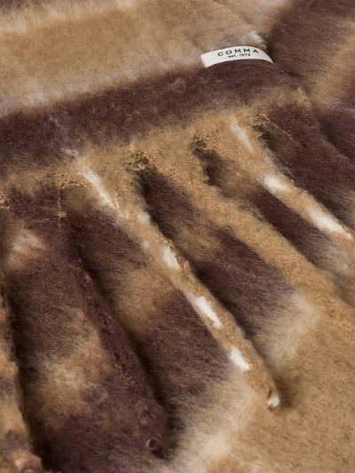 Produktfoto, Schal mit Fransen-Abschluss von COMMA zeigt braunes und cremefarbenes Streifenmuster mit Label-Detail, weiche Textur