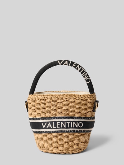 Produktfoto, Handtasche in Flecht-Optik von VALENTINO BAGS, naturfarbener Korblook, schwarzer Henkel mit Logo, grobe Struktur, rechteckige Form, offenes Hauptfach, abnehmbarer Schulterriemen, Maße ca. 23x19x14 cm, Schulterriemen ca. 104 cm.