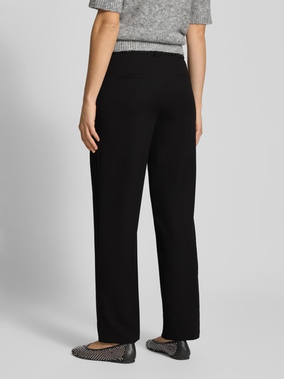 Modelka nosi czarne, jednokolorowe, szerokie spodnie Slim Fit Weite Hose mit Viskose-Anteil Modell 'HATTIE-LANA' od Only, wysoki stan, szlufki, boczne kieszenie, imitacje kieszeni z tyłu, szew z logo, widok całej sylwetki z tyłu.