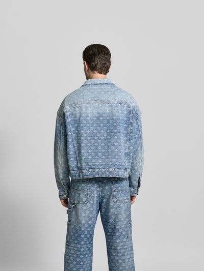 Männermodel trägt Jeansjacke aus reiner Baumwolle von Dsquared2 mit Allover-Label-Stitchings, Regular-Fit, Rückansicht, Ganzkörperansicht.