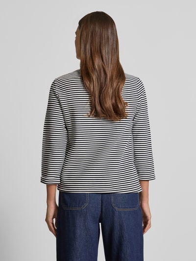 Vrouwenmodel draagt Relaxed Fit 3/4-shirt uit katoenmix van Tom Tailor met all-over streepmotief en sierknopen, achterkant volledig zichtbaar, ganzekörperansicht rückansicht.