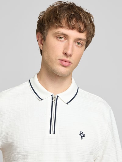 REVIEW Regular Fit Poloshirt mit Reißverschluss und Label-Stitching Offwhite 3
