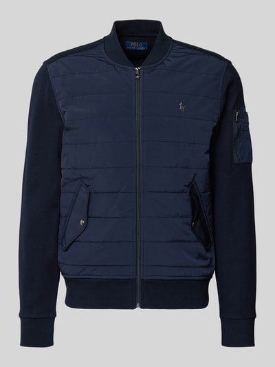 Produktfoto, Sweatjacke mit gerippten Abschlüssen von Polo Ralph Lauren in Dunkelblau, Stehkragen, Reißverschluss, Label-Stitching, Pattentaschen mit Druckknopfverschluss, Regular Fit, Rückenlänge 57 cm, Ärmellänge 70 cm, strukturierte und glatte Texturen.