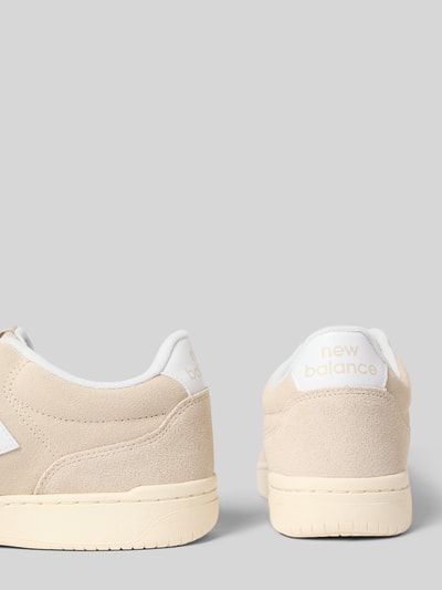 Productfoto, Sneaker aus Leder-Textil-Mix mit Logo van New Balance in beige en wit, afgeronde punt, vetersluiting, logoprint, hakhoogte maat 44: 3 cm, schachthoogte maat 44: 8 cm, schachtbreedte maat 44: 7 cm, mix van leer en textiel, detailopname van de achterkant