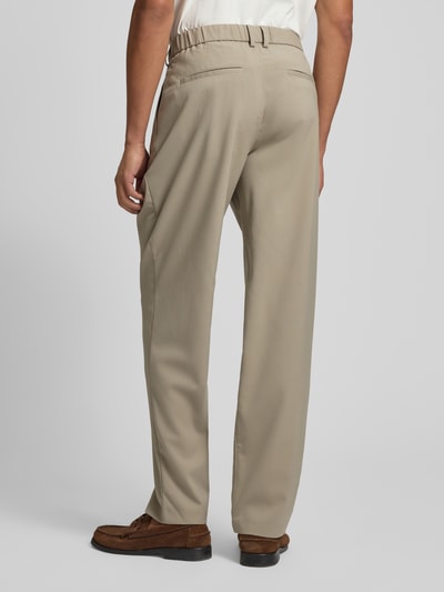 Männermodel trägt Hose mit französischen Eingrifftaschen Modell 'hart' von Matinique, straight fit, beige, materiaal-mix, detailopname rugaanzicht.