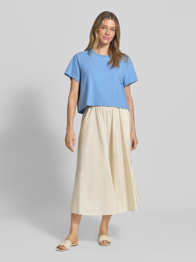 Frauenmodel trägt T-Shirt mit geripptem Rundhalsausschnitt von American Vintage in Blau aus Baumwoll-Modal-Mix, lockerer Schnitt, Ganzkörperansicht von vorne