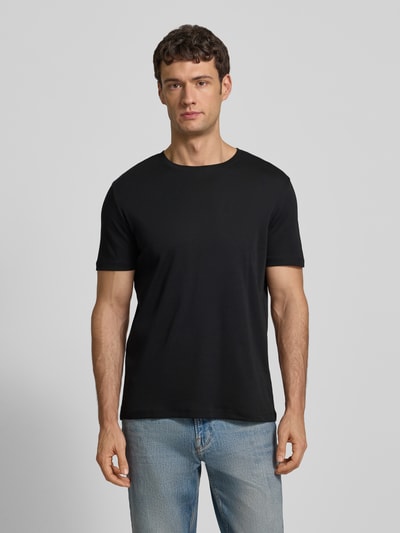 Männermodel trägt T-Shirt mit geripptem Rundhalsausschnitt von Christian Berg Men in Schwarz, Baumwolle, Regular Fit, Ganzkörperansicht von vorne.