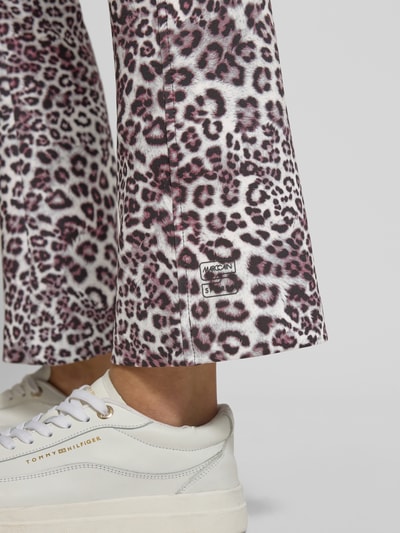 Frauenmodel trägt Flared Fit Stoffhose mit Allover-Animal-Print von Marc Cain, elastischer Bund, elastisches Material, Detailaufnahme Unterschenkel.