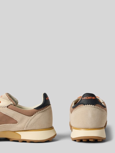 Produktfoto, sneakersy z mieszanki skóry z detalem z logo, Model 'Bridge' od HOFF, profilowana podeszwa, beżowe odcienie, Wysokość obcasa w rozmiarze 40: 2 cm, Wysokość cholewki w rozmiarze 40: 8 cm, Szerokość w rozmiarze 40: 8 cm