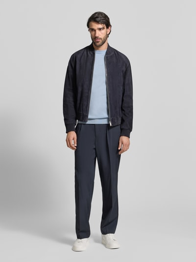 Männermodel trägt Regular Fit Pullover aus reiner Wolle Modell 'TRAY' von SELECTED HOMME, hellblau, unifarben, Feinstrick, Ganzkörperansicht von vorne.