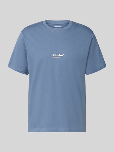 Produktfoto, T-Shirt mit Logo und Rundhalsausschnitt von Jack & Jones, hellblau, reine Bio-Baumwolle, Regular Fit, weiße Schrift, glatte Textur