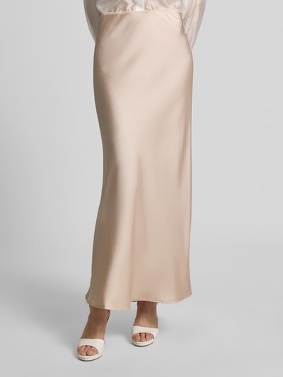 Frauenmodel trägt Maxirock aus Satin Modell 'Vicky' von Neo Noir in Beige, A-Linie, glatte Textur, Szerokość w rozmiarze 36: 36 cm, długość całkowita: 105 cm, Ganzkörperansicht von vorne