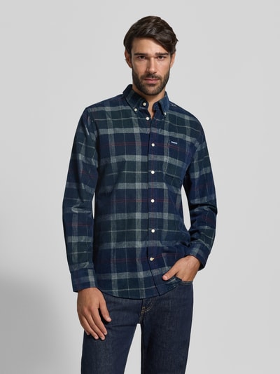 Männermodel draagt Tailored Fit Flanellhemd mit borstzak van BARBOUR in meerkleurig geruit corduroy, doorlopende knoopsluiting, langemouwen, Button-downkraag, afgeronde rompzoom, detail van borstzak en achterpas, vrijetijdsoverhemd, Ganzkörperansicht van voren.