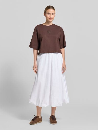 Frauenmodel trägt Cropped Boxy Fit T-Shirt mit Rundhalsausschnitt von Smith and Soul aus reine Baumwolle mit Stitching, braun, Ganzkörperansicht von vorne