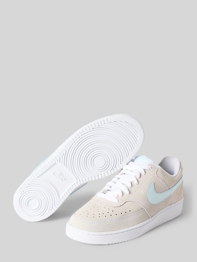 Produktfoto, Sneaker aus echtem Leder Modell 'COURT VISION LO SD PRM' von Nike, beige Obermaterial, weiße Sohle, türkisfarbenes Logo, Damen Sneaker von Nike