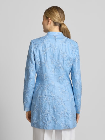 Frauenmodel trägt Slim Fit Longblazer aus Leinen mit Stehkragen von WHITE LABEL in Hellblau mit Stitchings, Rückenansicht, Ganzkörperansicht Rückansicht.