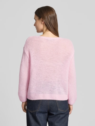 Frauenmodel trägt Regular Fit Pullover mit Alpaka-Anteil in Strick-Optik von Luisa Cerano, rosa, semitransparent, Ganzkörperansicht Rückansicht. Material-Mix mit Alpaka- und Woll-Anteil, Rundhalsausschnitt, elastische Abschlüsse, Rückenlänge 55 cm, Ärmellänge 49 cm.