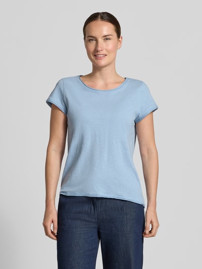 Vrouwenmodel draagt Regular Fit t-shirt uit puur katoen van s.Oliver RED LABEL in lichtblauw, eenvoudige structuur, vooraanzicht bovenlichaam.