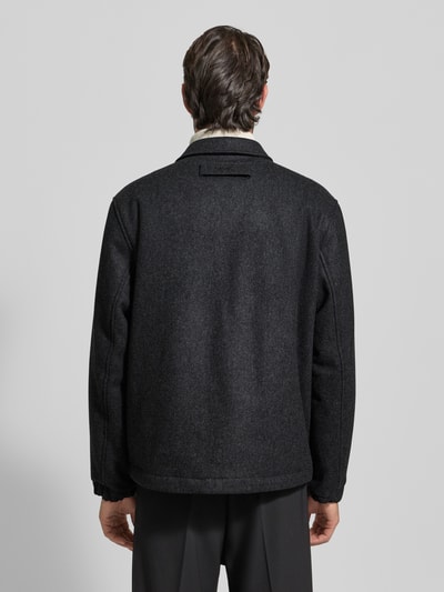 Männermodel trägt Regular Fit Kurzmantel aus Schurwoll-Mix Modell 'BAKS' von HUGO in Melange-Optik, Ganzkörperansicht Rückansicht.