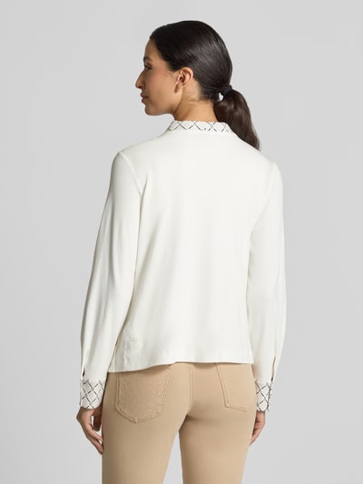 Vrouwenmodel draagt cardigan met V-hals en knoopsluiting van Marc Cain, mix van katoen en elastaan, regular fit, Contrastgarnering met logomotief, ruglengte bij maat 36: 54 cm, Ganzkörperansicht Rückansicht.