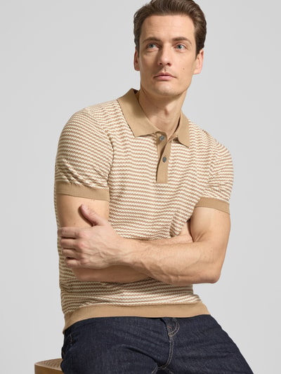 Männermodel trägt Strickshirt mit Polokragen und Knopfleiste von Christian Berg Men mit Streifenmuster, Regular Fit, Nahaufnahme Oberkörper.