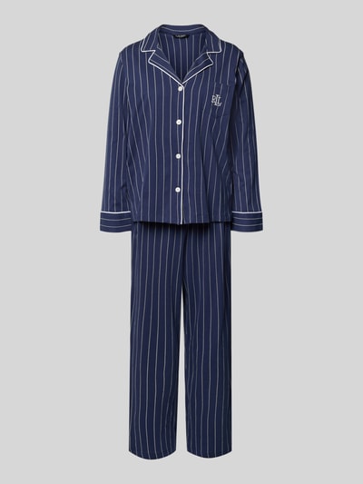 Produktfoto, Pyjama mit Streifenmuster von Lauren Ralph Lauren aus reiner Baumwolle, lockerer Schnitt, Reverskragen, Knopfleiste, Brusttasche mit Label-Stitching, dunkelblau mit weißen Streifen, angenehme Stoffstruktur.
