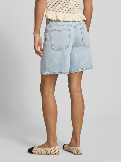 Frauenmodel trägt Jeansshorts mit Eingrifftaschen von REVIEW aus Reine Baumwolle im Regular-Fit, hellblau, Ganzkörperansicht Rückansicht.