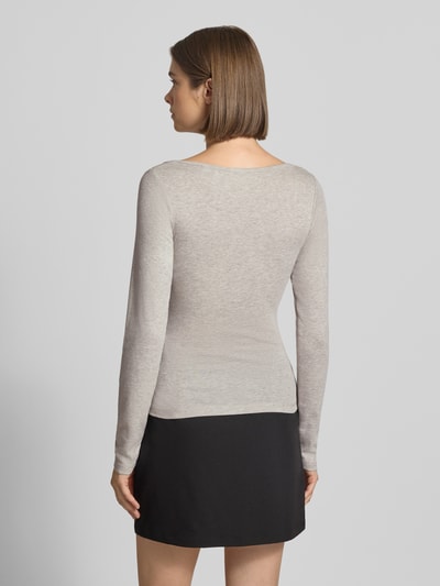 Frauenmodel trägt Longsleeve mit U-Ausschnitt Modell 'STAR' von JJXX in Hellgrau, feine Textur, eng anliegend, Ganzkörperansicht Rückansicht, Baumwoll-Mix mit Stretch-Anteil, Rückenlänge 53 cm in Größe S.