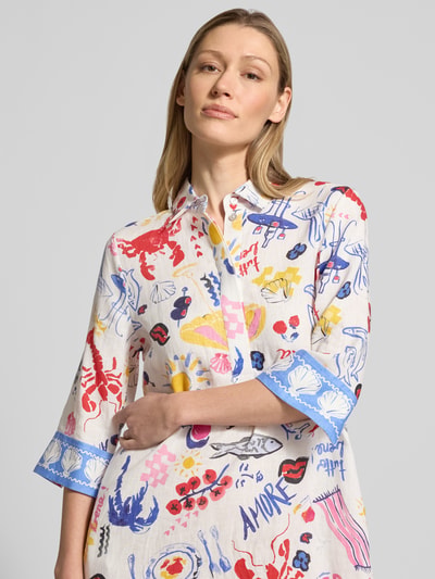Vrouwenmodel draagt Knielanges Hemdkleid aus Leinen met Hemdblusenkragen van Christian Berg Woman, recht model, knielengte, zuiver linnen, overhemdkraag, korte verborgen knoopsluiting, 3/4-mouw, ruglengte maat 36: 97 cm, borstwijdte maat 36: 44 cm, mouwlengte maat 36: 41 cm, kleurrijke print op lichte achtergrond, structuur zichtbaar, detailopname bovenlichaam.