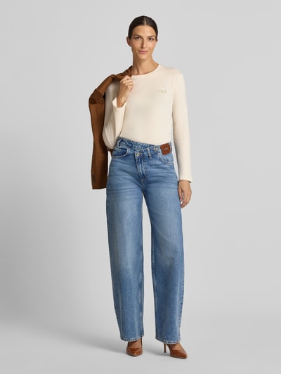 Vrouwenmodel draagt Regular Fit Longsleeve met Label-Stitching van Liu Jo White, puur katoen, ronde hals, ruglengte bij maat S 57 cm, full body van voren.