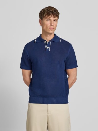 Männermodel trägt Regular Fit Poloshirt aus reiner Baumwolle Modell 'JESSE' von Selected Homme in Blau mit Struktur, Herren, Nahaufnahme Oberkörper.