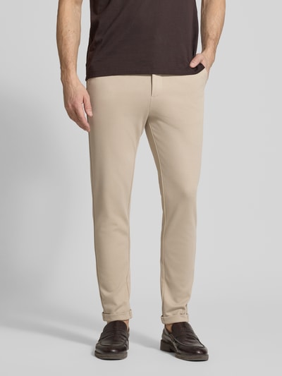 Männermodel trägt Cropped Hose mit Eingrifftaschen von Lindbergh aus fein strukturiertem Material-Mix mit Viskose-Anteil, Ganzkörperansicht von vorne.