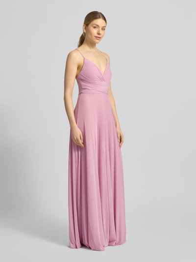 Vrouwenmodel draagt avondjurk met rugzijdig gekruiste spaghettibandjes van Jake*s Cocktail, chiffon, a-lijn, maxi-jurk, v-hals, geplooid, vetersluiting, haakjes- en ritssluiting, ruglengte maat 36: 126 cm, borstwijdte maat 36: 38 cm, geheelbeeld vooraanzicht.