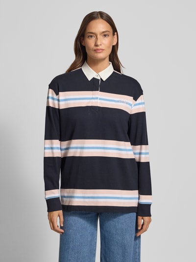 Frauenmodel trägt Longsleeve mit Polokragen und verdeckter Knopfleiste von JAKE*S STUDIO WOMAN, navy mit Streifen, Ganzkörperansicht von vorne.