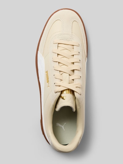 Produktfoto, Sneaker aus Leder mit Logo-Details Modell 'Club II' von PUMA in Beige mit weißem Seitenelement und strukturierter Sohle, abgerundete Form, Schnürverschluss, Details in Gold, Obermaterial und Gummisohle wirken glatt und griffig, Schafthöhe und Absatzhöhe passend für Größe 40