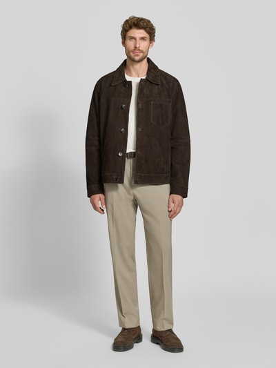 Männermodel trägt Regular Fit Jacke aus echtem Lammleder Modell 'FLINT' von Strellson in Dunkelbraun, Herren Leder- / Kunstlederjacke, Ganzkörperansicht von vorne.