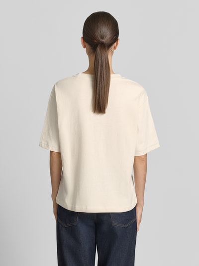 Frauenmodel trägt T-Shirt mit Motiv-Print und Rundhalsausschnitt von Jake*s Casual aus Reiner Baumwolle im Relaxed-Fit, Rückansicht, Rückenlänge 58 cm bei Größe S.