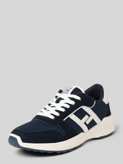 Produktfoto, Sneaker mit Label-Detail Modell 'Alain' von HECHTER PARIS in Dunkelblau und Weiß, abgerundete Form, strukturierte Sohle