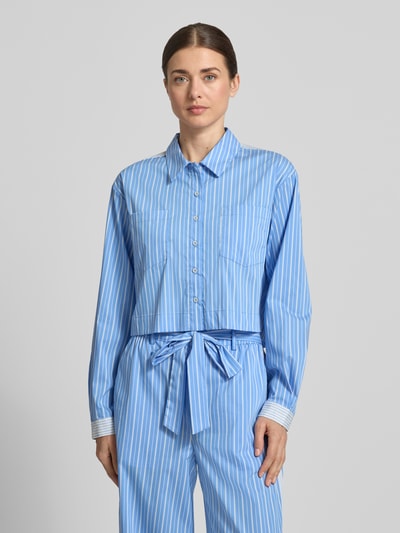 Vrouwenmodel draagt blouse met borstzakken model 'Dana' van GUIDO MARIA KRETSCHMER WOMAN in blauw-wit gestreepte katoenmix met stretch, overhemdkraag, knoopsluiting, sportmanchetten, regular fit, ruglengte 52 cm, mouwlengte 59 cm, voorkant bovenlichaam close-up.
