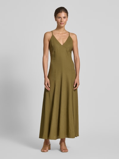 Frauenmodel trägt Regular Fit Leinenkleid mit Viskose-Anteil von Rinascimento in Olivgrün, Maxilänge, V-Ausschnitt, Spaghettiträger, Ganzkörperansicht von vorne.