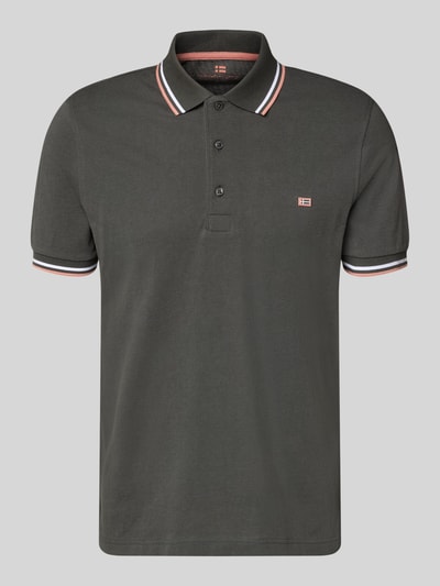 Productfoto, Regular Fit Poloshirt mit Kontraststreifen van Christian Berg Men, katoen, knoopsluiting, zwart met witte en rode details.