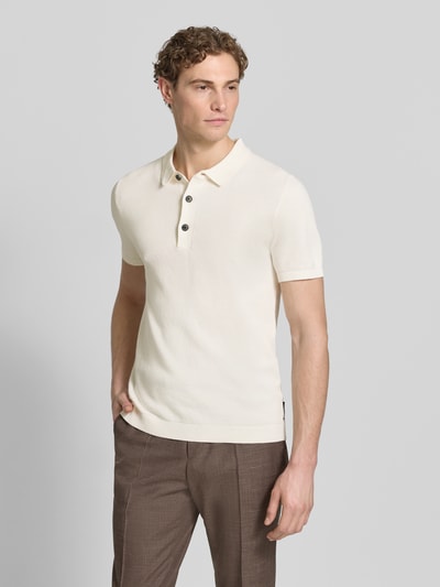 Männermodel trägt Regular Fit Poloshirt aus reiner Baumwolle von s.Oliver RED LABEL, Optik: Unifarben, Strickoptik, Ganzkörperansicht von vorne.